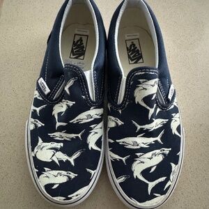 Vans slip on sneaker, size Kids 4, Navy Blue with Shark print
